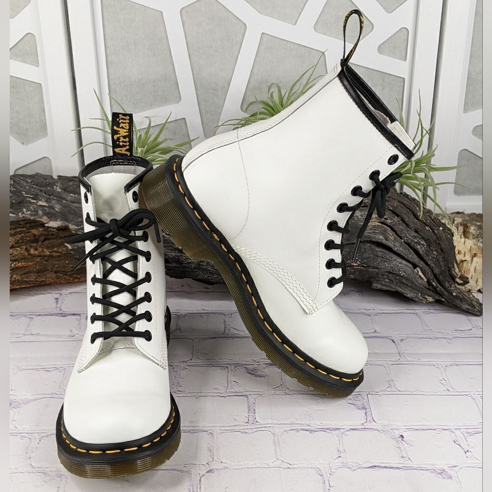 NWOT Dr. Martens 1460 Smooth Leather Lace Up Boots